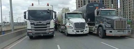 Camioneros hacen bloqueo de la autopista sur por altos costos y condiciones de las vías