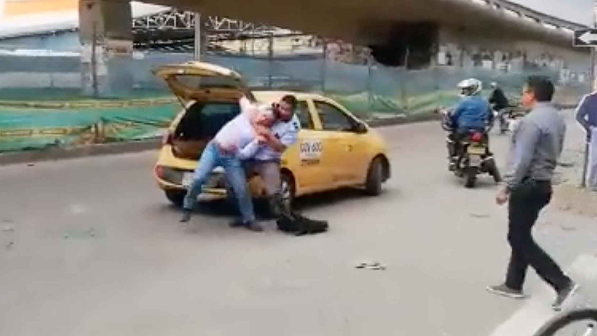 Taxista y conductor de SITP se agredieron en calle de Bogotá