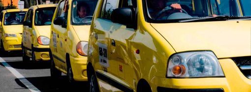 Taxistas se quejan de filas para nuevo tarjetón con tarifas 2023