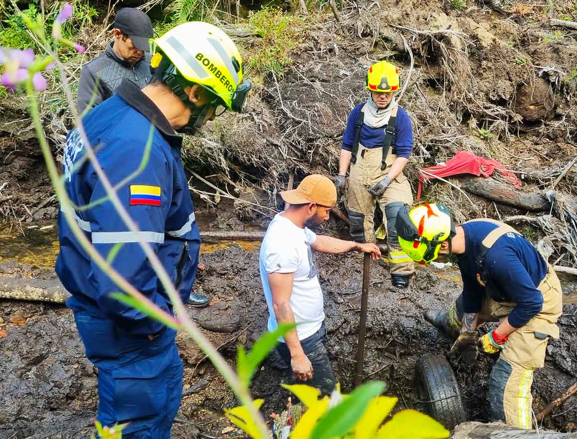 Bomberos de Bogotá rescatan cadáver atrapado en avalancha de lodo cerca a la vía a La Calera